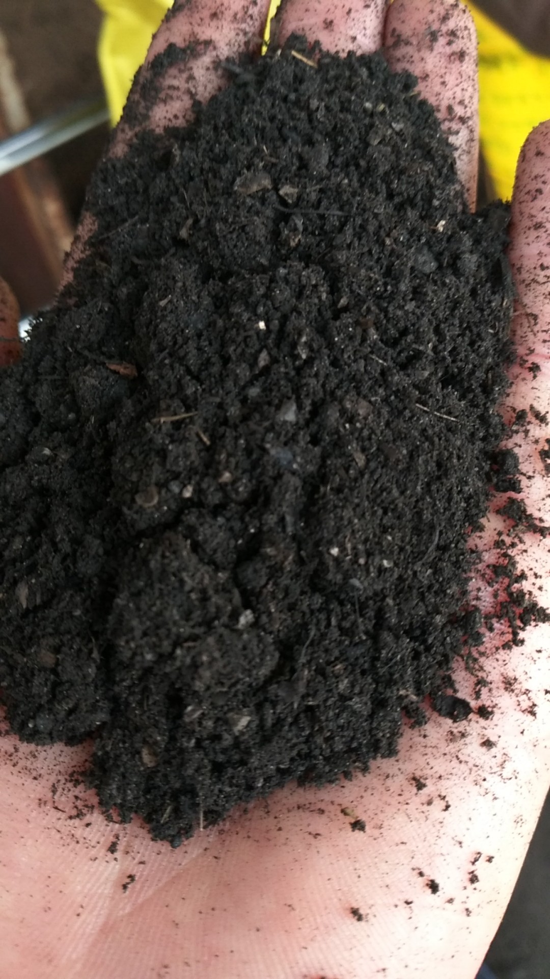  发酵牛粪，改良土壤，提高品质